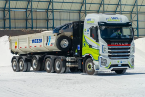 Finaliza con éxito prueba del 1er tractor camión eléctrico para minería en Chile