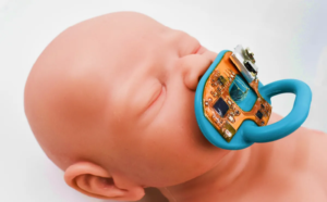 Crean chupón bioelectrónico que monitorea la salud de recién nacidos