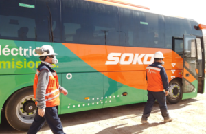 Primer taxibús 100% eléctrico en faena es estrenado por minera Antucoya