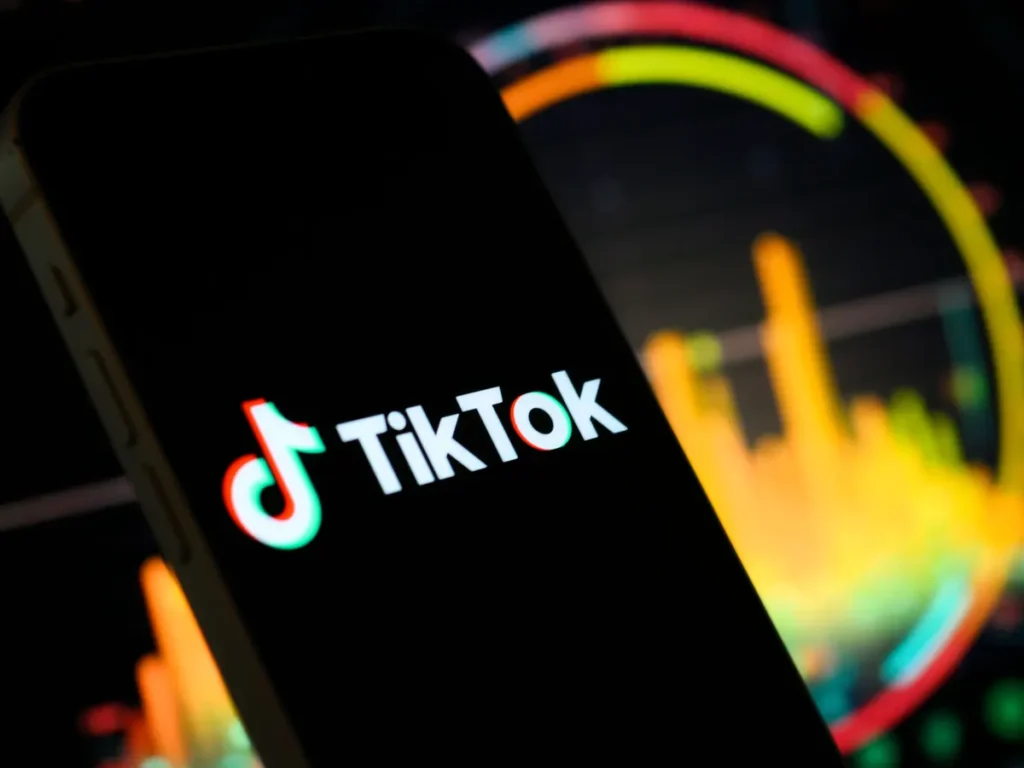Descubren que TikTok está en pruebas con un chatbot de inteligencia artificial llamado Tako